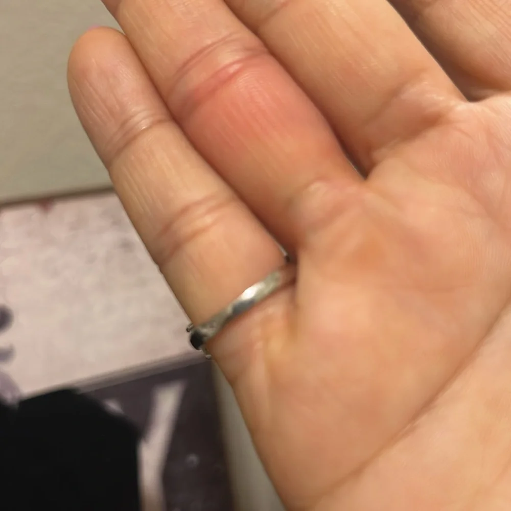 Elegant Black and Silver Ring - Picture 9 of 9